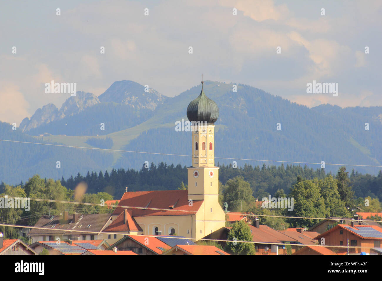 Zwiebelturm Kirche von Bayern gegen bewölkter Himmel Stockfoto