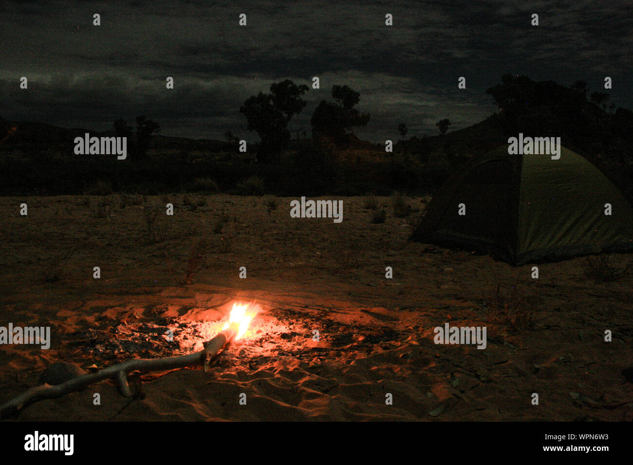 Camping mit einem schönen Lagerfeuer neben Alice Springs, Northern Territory, Australien, Nachts erschossen Stockfoto