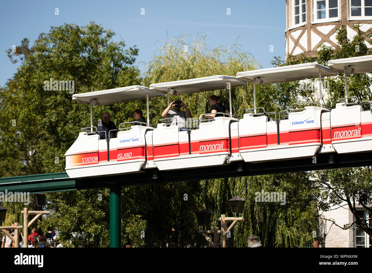 Die Monorail-Zugfahrt im Europa-Park in Rust. Stockfoto