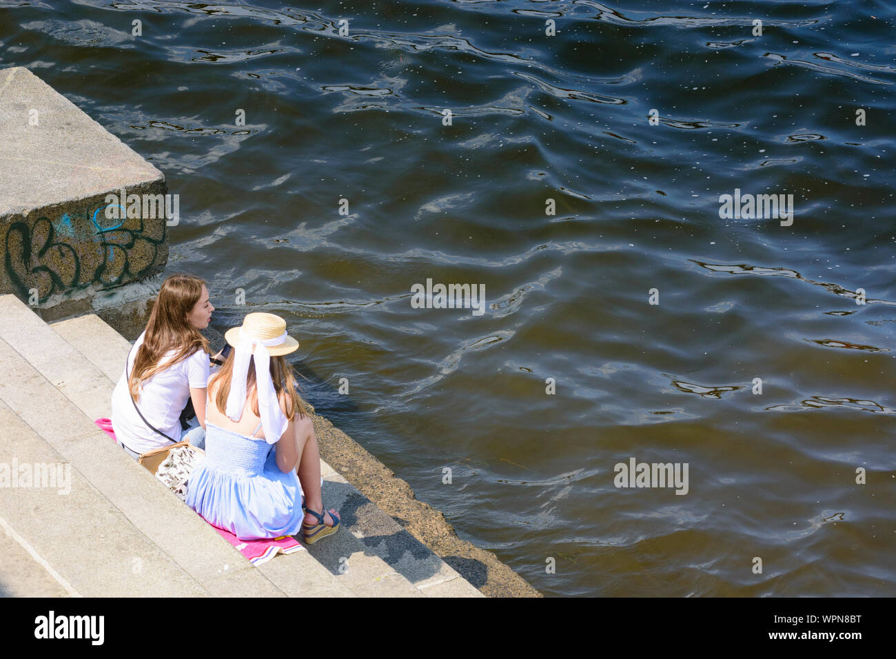 Kiew, Kiew: Fluss Dnjepr (dnjepr), Kai, Mädchen in, Kiew, Ukraine Stockfoto