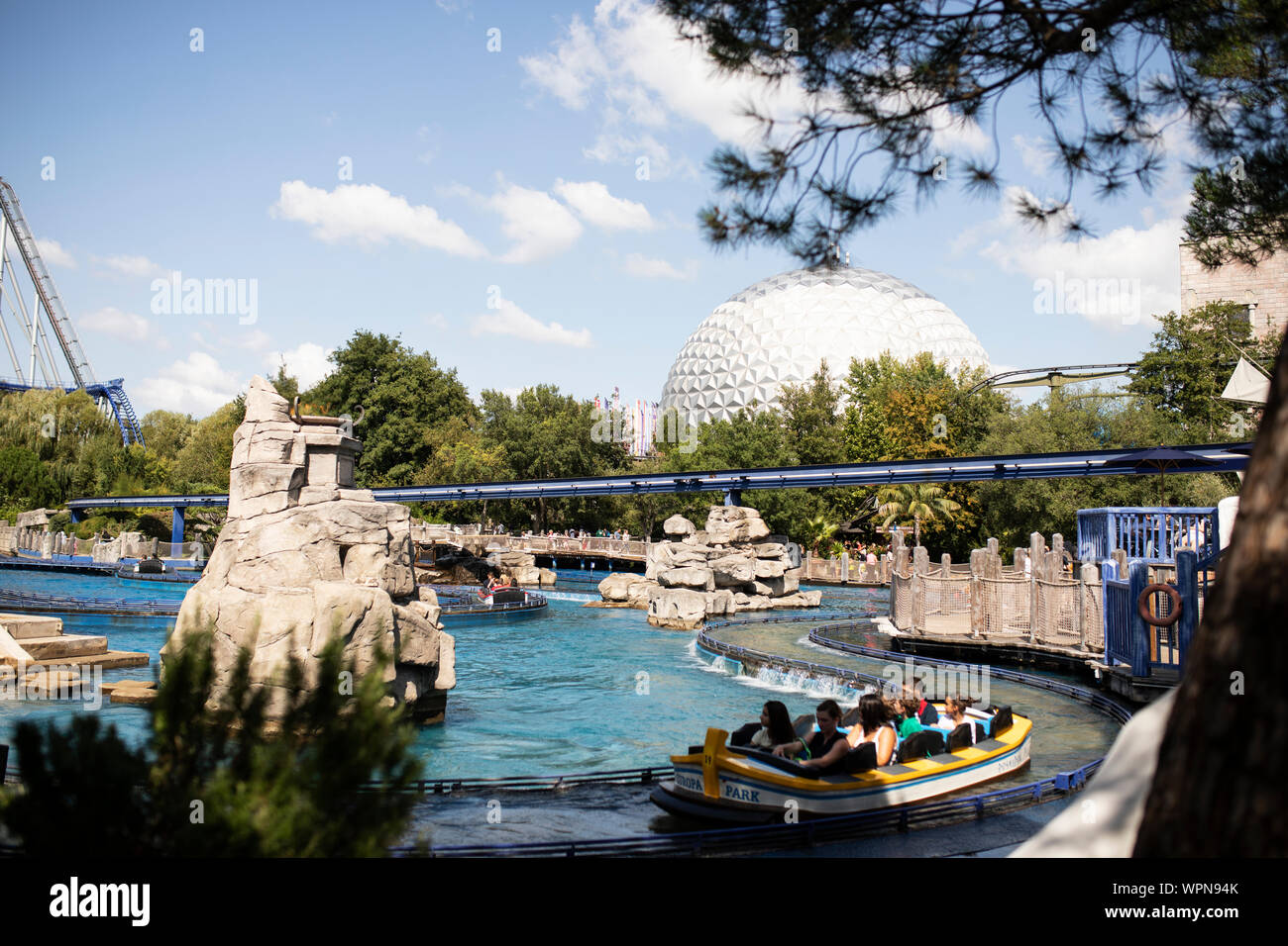 Die Poseidon Wasserachterbahn im Europa-Park in Rust. Die Eurosat-Achterbahn ist im Hintergrund. Stockfoto