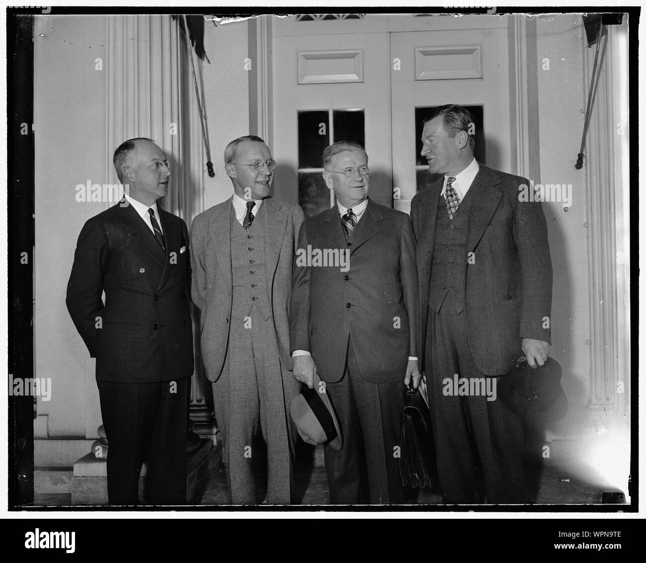 Niedrige mieten Gehäuse kann ausgebaut werden. Washington, D.C., den 11. April. Ein weißes Haus Konferenz mit Beamten der Regierung Gehäuse heute einen Vorschlag, der die niedrigen Mieten, Gehäuse und Slum Spiel Programm kann erweitert werden, die Konferenzen diskutiert, was Sie charakterisiert als das Allgemeine Programm vorausgesetzt, um Vorschläge für neue PWA-Ausgaben zu finden, von Links nach Rechts: Nathan Straus, Chef der US-Behörde, Ebert K. Burlew, Asst. Sec., Sec. Innenminister Harold Ickes, und Stewart McDonald, Federal Housing Administrator, 4/11/38 Stockfoto Niedrige mieten Gehäuse kann ausgebaut werden. Washington, D.C., den 11. April. Ein weißes Haus Konferenz mit Beamten der Regierung Gehäuse heute einen Vorschlag, der die niedrigen Mieten, Gehäuse und Slum Spiel Programm kann erweitert werden, die Konferenzen diskutiert, was Sie charakterisiert als das Allgemeine Programm vorausgesetzt, um Vorschläge für neue PWA-Ausgaben zu finden, von Links nach Rechts: Nathan Straus, Chef der US-Behörde, Ebert K. Burlew, Asst. Sec., Sec. Innenminister Harold Ickes, und Stewart McDonald, Federal Housing Administrator, 4/11/38 Stockfoto