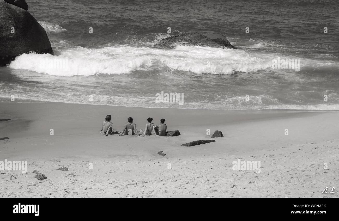 frauenstrand-entspannend-fotos-und-bildmaterial-in-hoher-aufl-sung