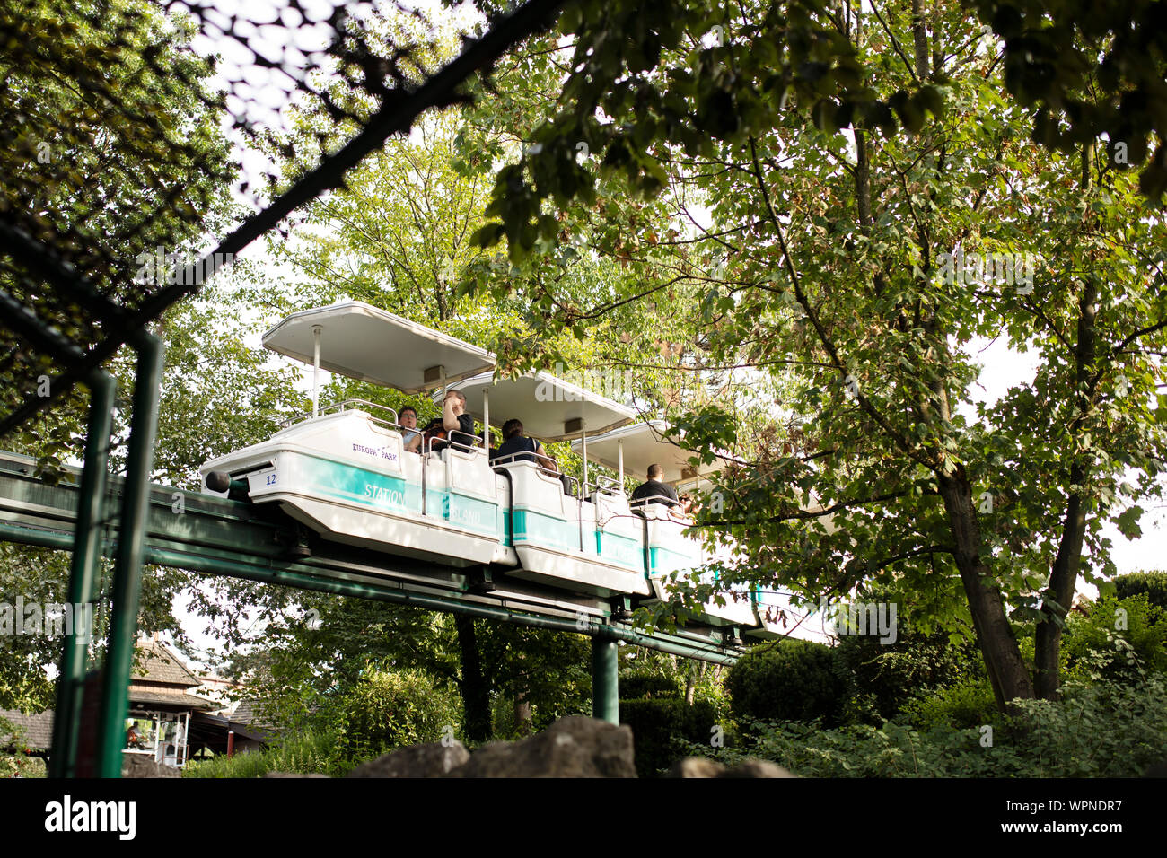 Die Monorail-Zugfahrt gleitet durch die Bäume im Europa-Park in Rust. Stockfoto