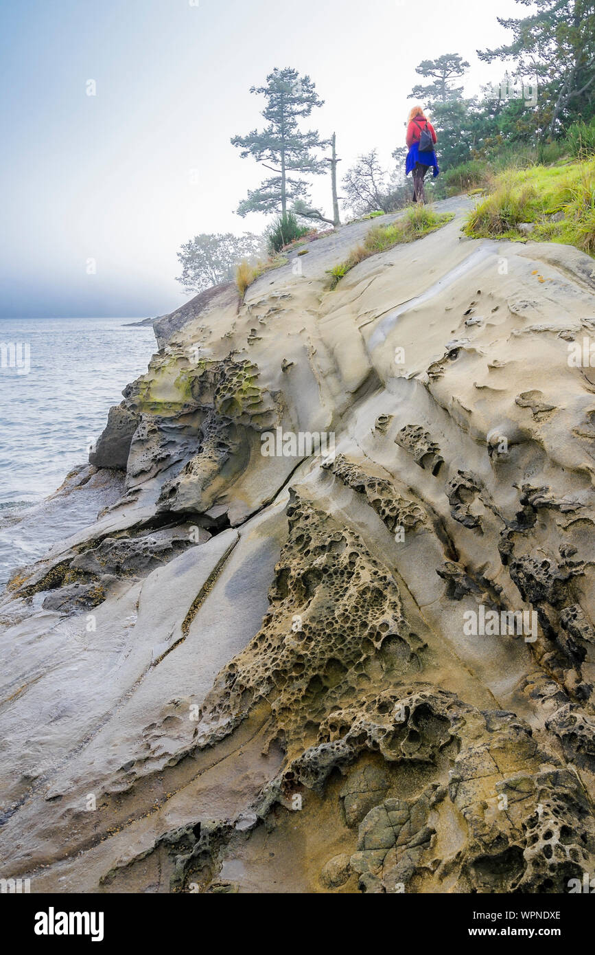 Frau wandern, Galiano Island. British Columbia, Kanada. Model Released Stockfoto