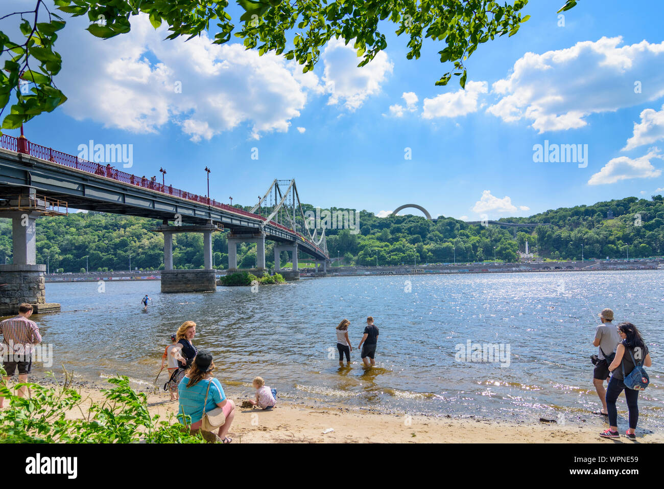 Kiew, Kiew: Fluss Dnjepr (dnjepr), Strand auf der Insel Trukhaniv Parkovy (Fußgängerzone) Brücke, Kiew, Ukraine Stockfoto