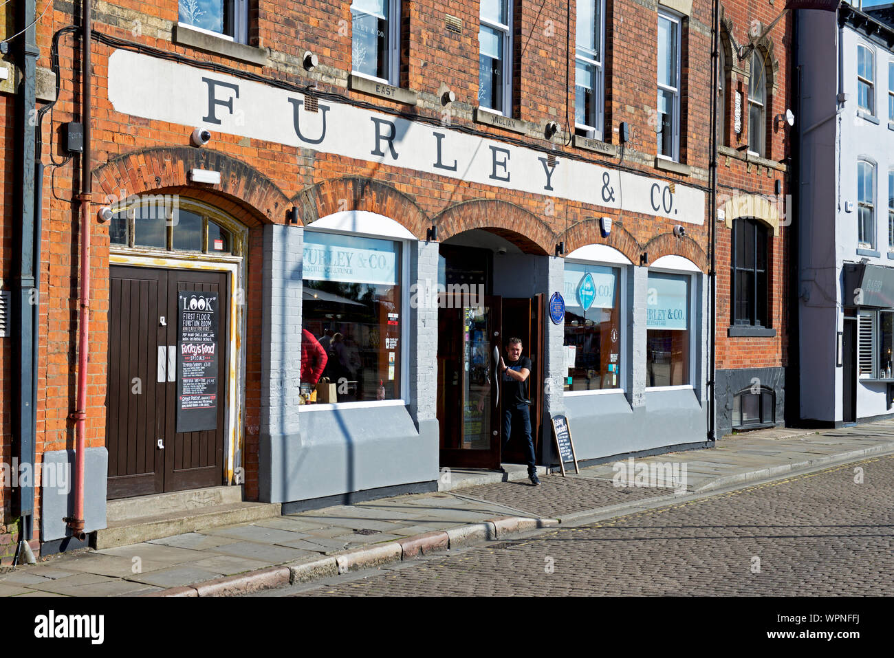 Mann verlassen Furley & Co., eine Bar am Princes Dock Street, Hull, East Yorkshire, Engl; und Großbritannien Stockfoto