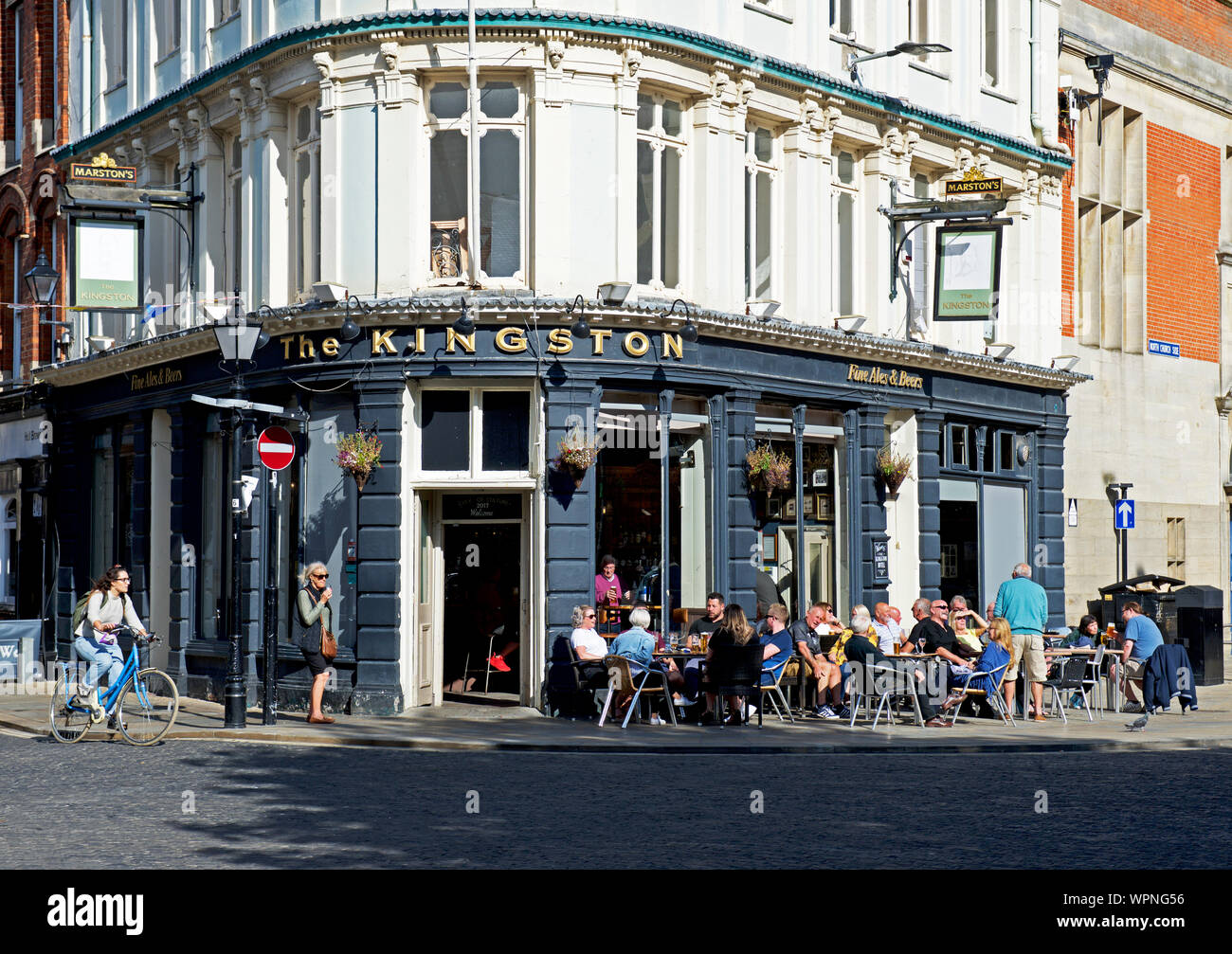 Die Leute trinken außerhalb des Kingston Pub, Trinity Square, Hull, East Yorkshire, England, Großbritannien Stockfoto
