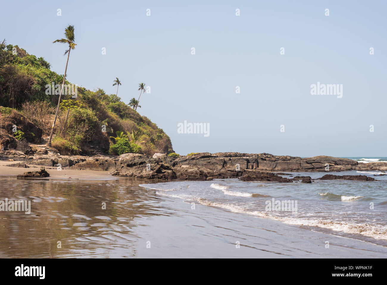 Ozran oder wenig Vagator Beach, Goa/Indien - 21. April 2018: Touristen und Familien mit wenig Vagator oder Ozran Beach in Goa Indien genießen. Stockfoto