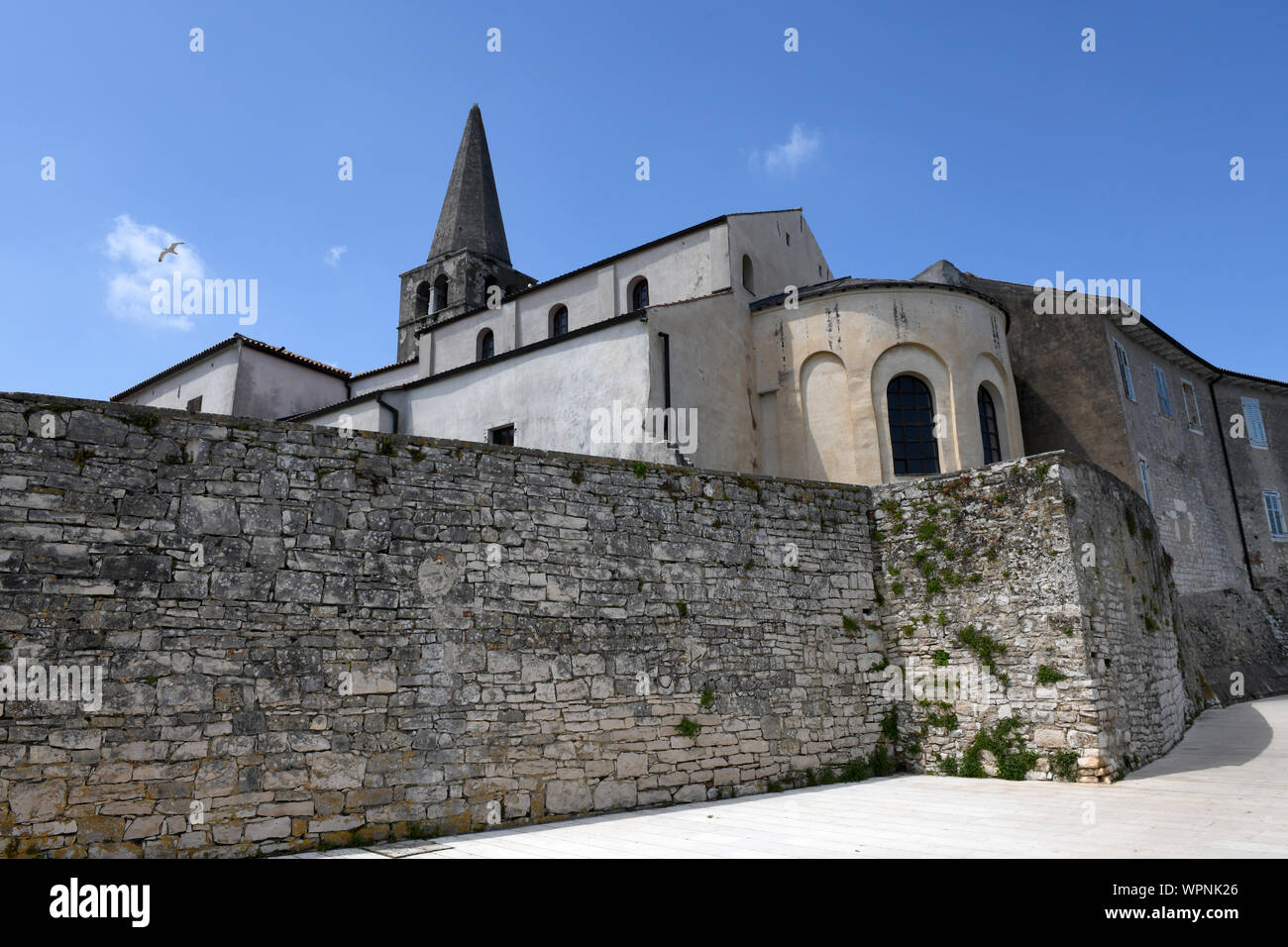 Porec, Kroatien, alte Kirche, die Kirche und die Stadtmauer Stockfoto