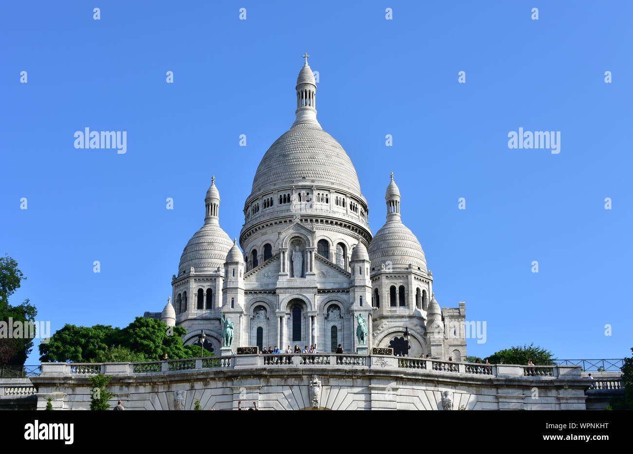 Basilique du Sacre Coeur mit blauem Himmel. Paris, Frankreich. August 12, 2019. Stockfoto