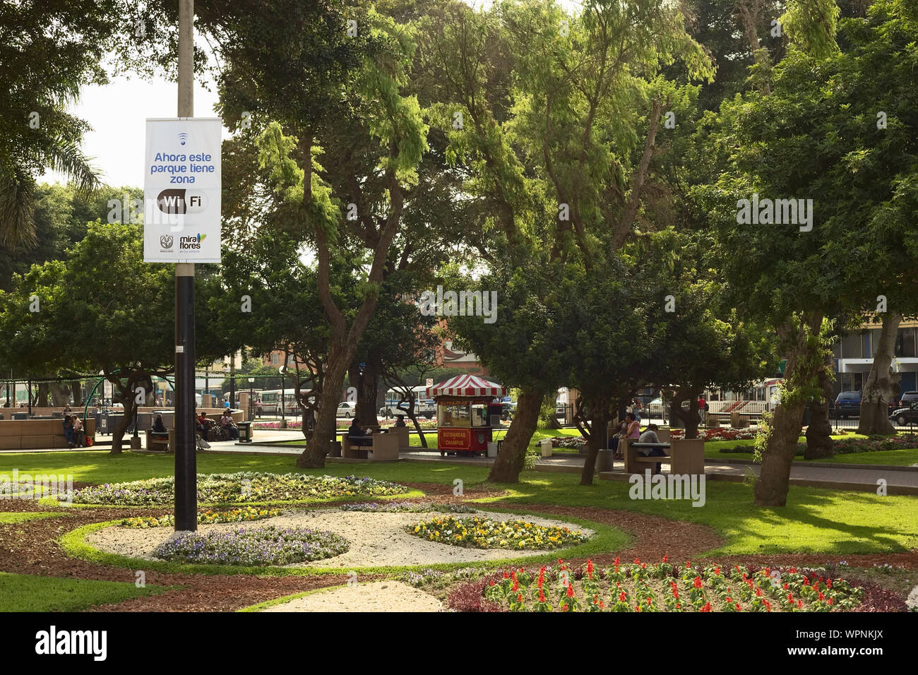 LIMA, PERU - Dezember 13, 2011: wifi-zone Zeichen mit nicht identifizierten Menschen in den Rücken in der Kennedy Park im Stadtteil Miraflores, Lima, Peru Stockfoto