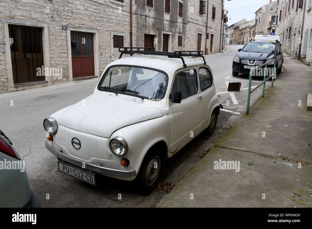 Medulin, Kroatien, alten serbischen Zastava 750 Auto geparkt Stockfoto