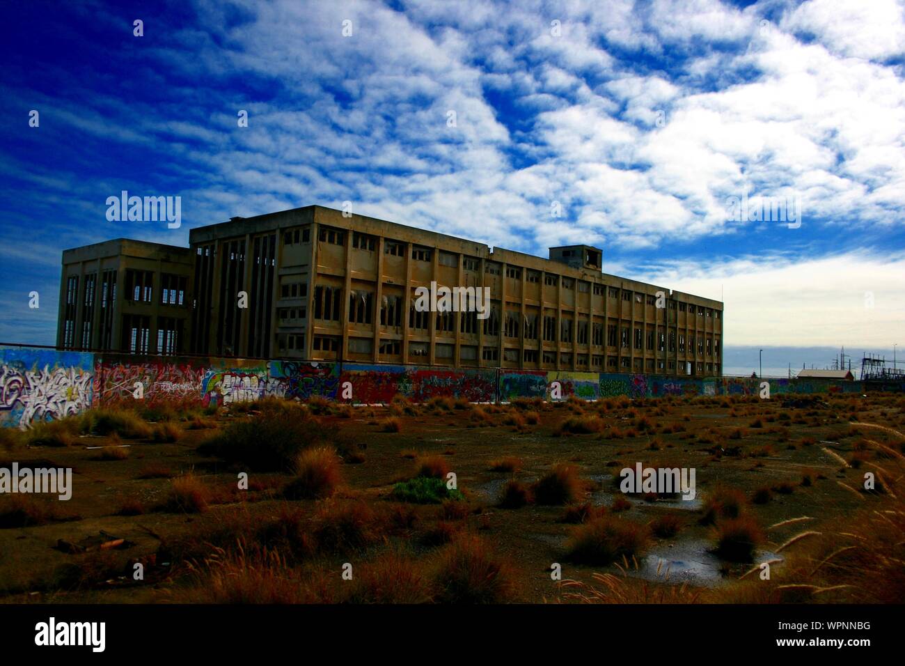 Alte Kraftwerk in Fremantle mit Graffiti an einem sonnigen Tag mit blauem Himmel und einige Wolken, direkt neben dem Strand, verlorene Orte, Perth, Western Australia Stockfoto