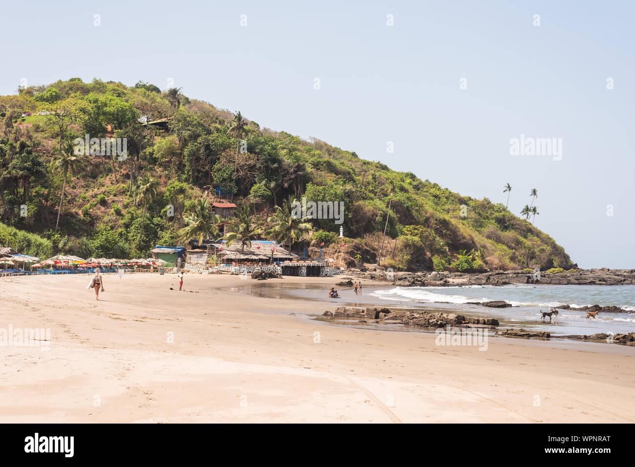 Ozran oder wenig Vagator Beach, Goa/Indien - 21. April 2018: Touristen und Familien mit wenig Vagator oder Ozran Beach in Goa Indien genießen. Stockfoto