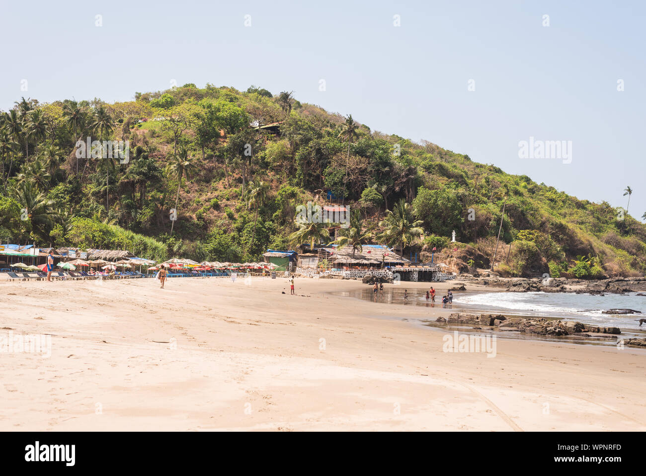 Ozran oder wenig Vagator Beach, Goa/Indien - 21. April 2018: Touristen und Familien mit wenig Vagator oder Ozran Beach in Goa Indien genießen. Stockfoto