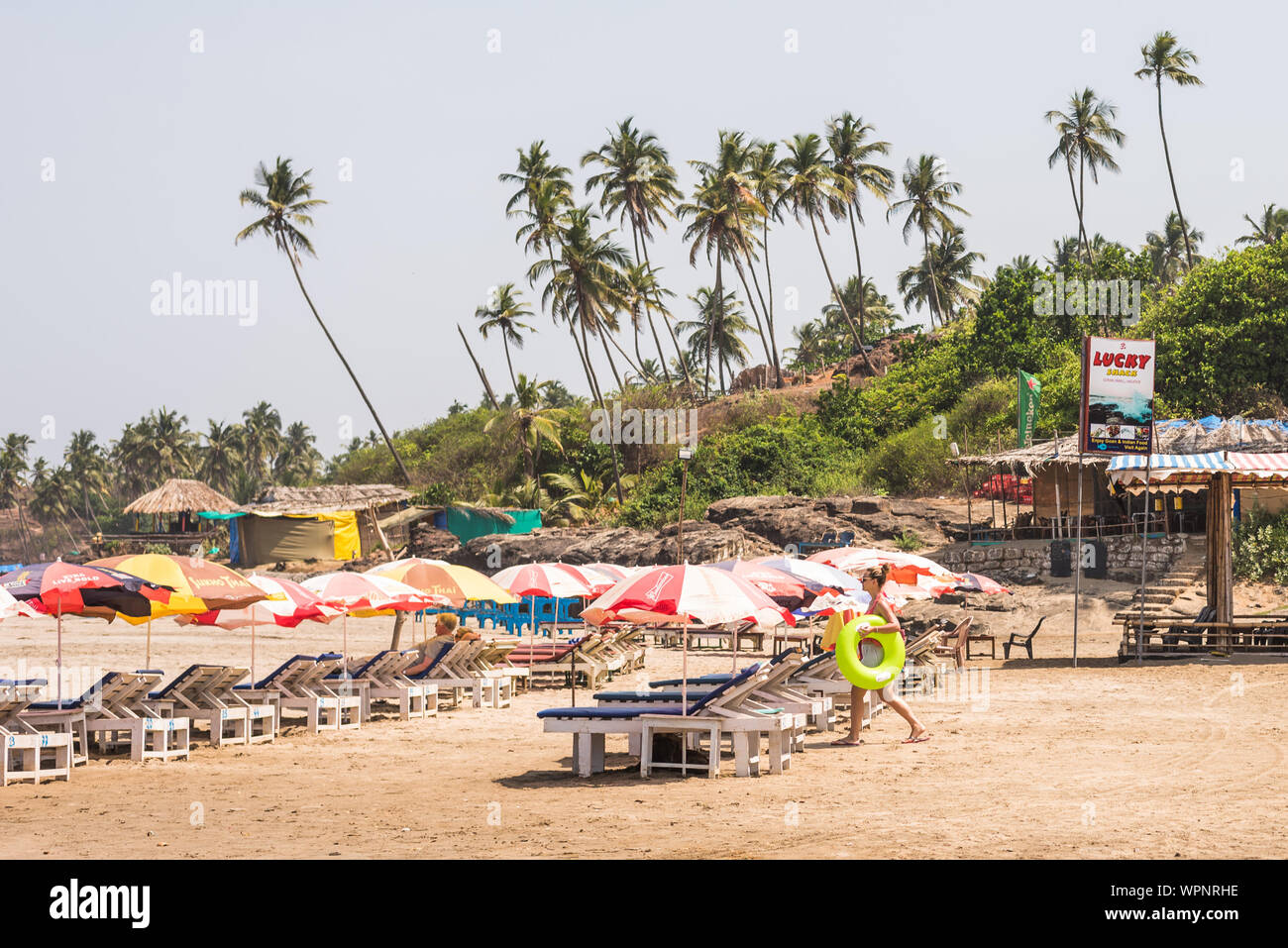 Ozran oder wenig Vagator Beach, Goa/Indien - 21. April 2018: Touristen und Familien mit wenig Vagator oder Ozran Beach in Goa Indien genießen. Stockfoto