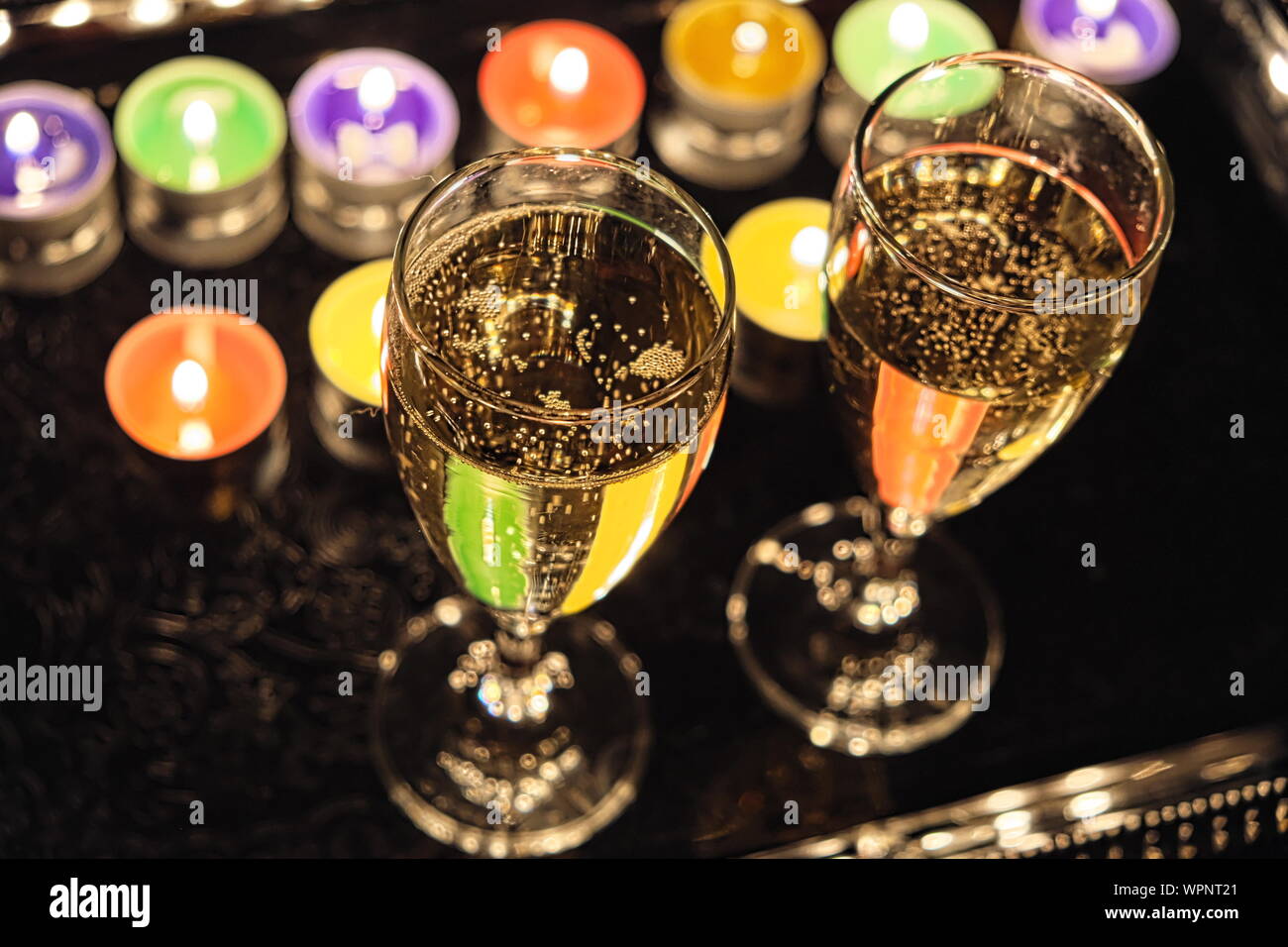 Zwei Gläser Champagner auf einem Tablett mit Kerzen Stockfoto