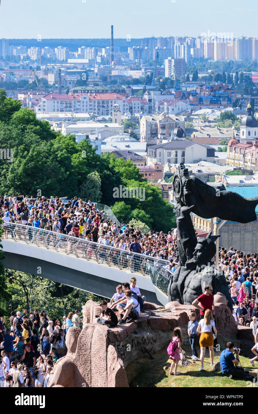 Kiew, Kiew: der Menschen Freundschaft Arch (Freundschaft der Nationen Denkmal), Glas Boden Klitschko Pedestrian-Bicycle Brücke, Bronze Statue mit der Darstellung eines Russ Stockfoto