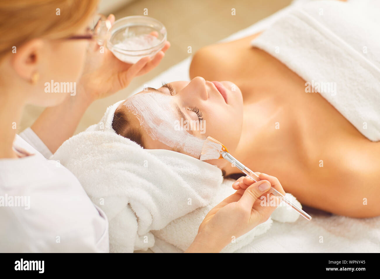 Frau mit einer Gesichtsbehandlung Kosmetik Maske in Spa Salon. Stockfoto