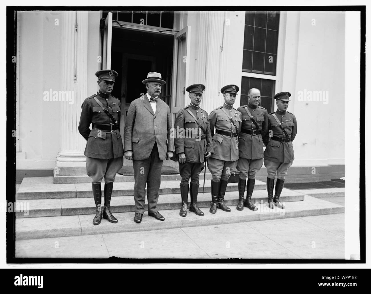 Lt Lowell Smith, Wochen, Gen. Patrick, General Mitchell, Eric Nelson, Lt Leigh Wade im White House, Washington, D.C.], 9/10/24. Stockfoto