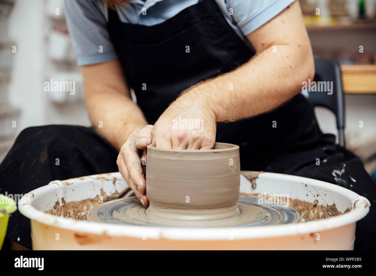 Close up Detailansicht in einem mail Künstler macht Ton auf einem Drehrad Stockfoto