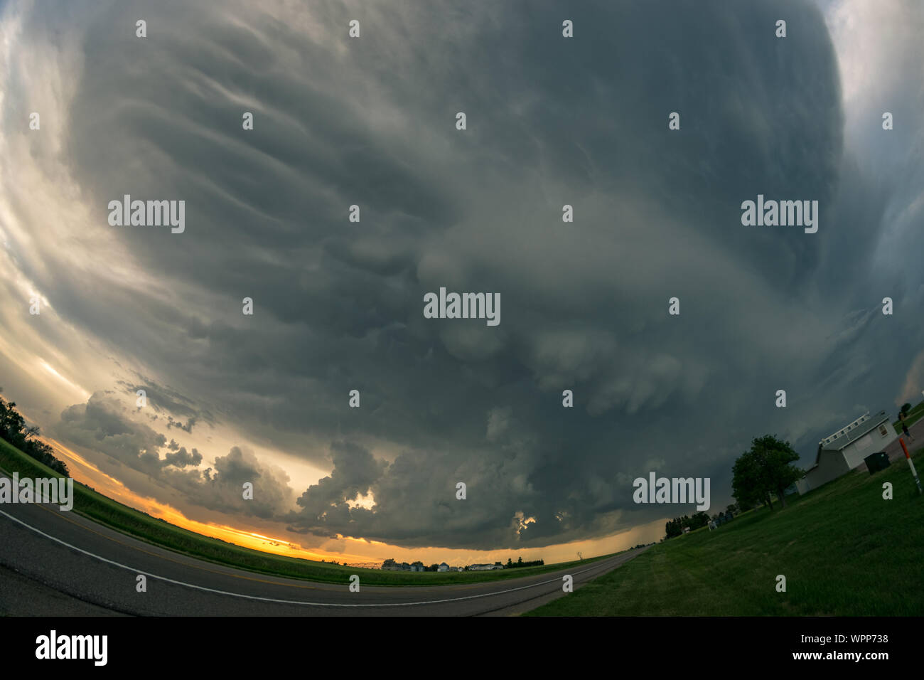 Ultra Wide Angle View von einem schweren Gewitter mit Mammatus Wolken in der Nähe der Allianz, Nebraska Stockfoto
