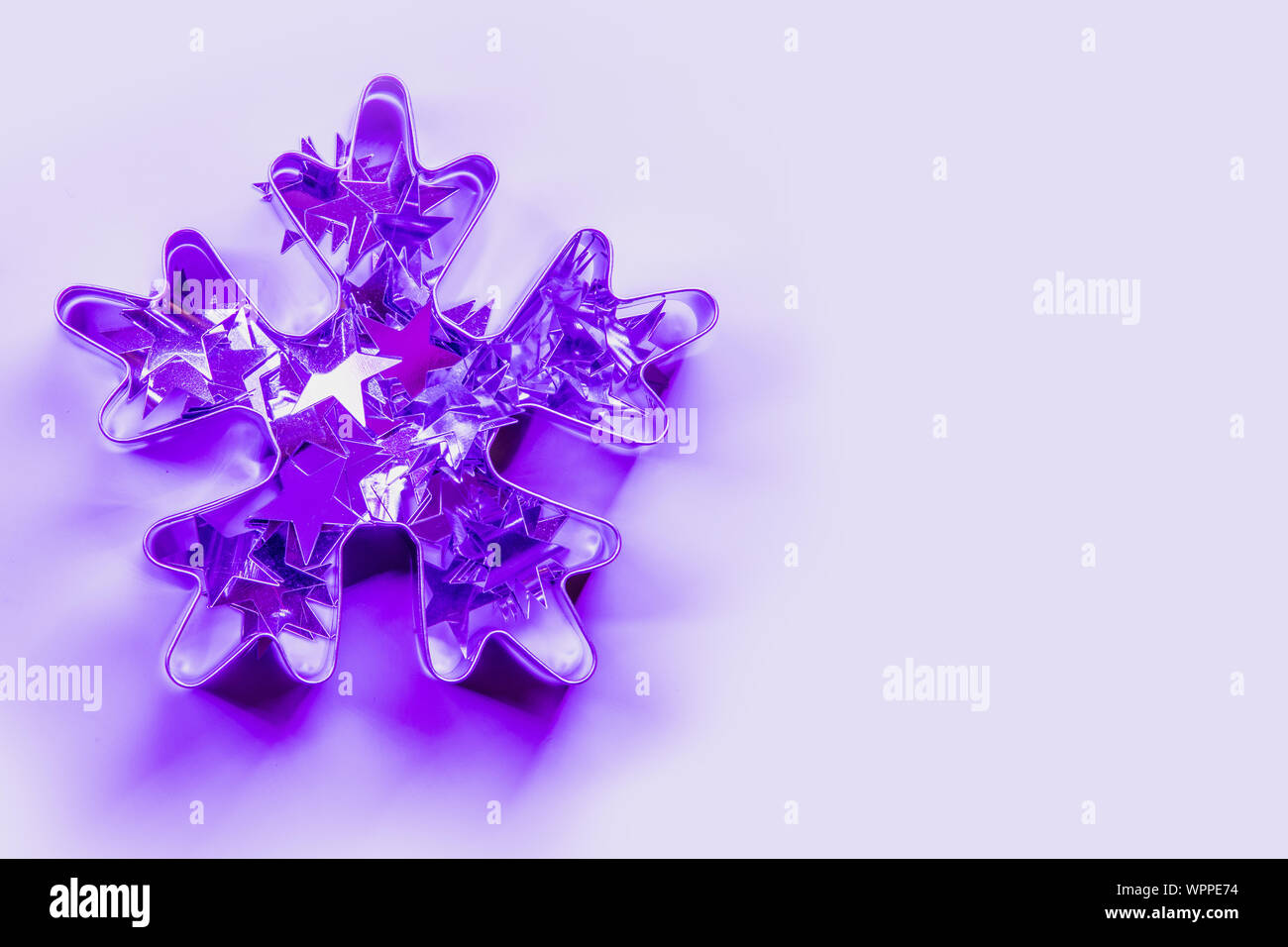 Weihnachten cutter als Schneeflocke auf Neon Rosa und blauen Strahlen. Creative Xmas Muster. Quadratisches Bild. Stockfoto