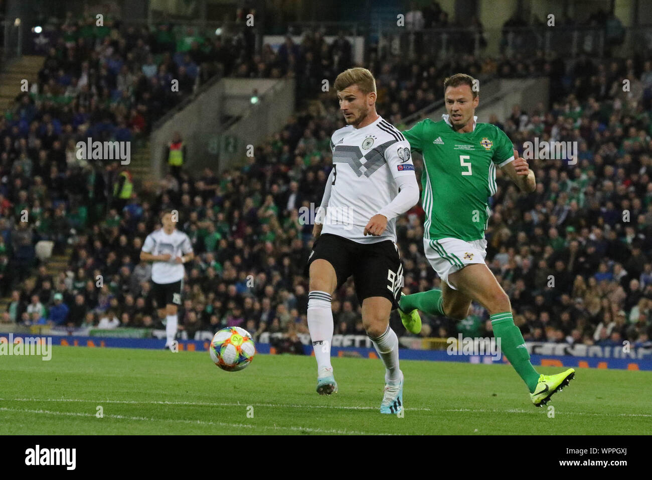 Nationale Fußball-Stadion im Windsor Park, Belfast, Nordirland. 09. September 2019. UEFA EURO 2020 Qualifikation - Gruppe C, Nordirland gegen Deutschland (weiß). Aktion von heute Abend nähere Bestimmung. Timo Werner (9) und Jonny Evans (5). Quelle: David Hunter/Alamy Leben Nachrichten. Stockfoto