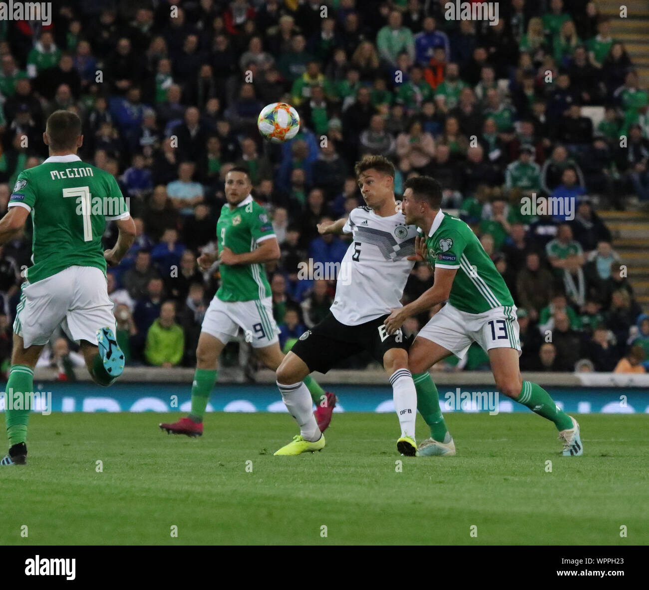 Nationale Fußball-Stadion im Windsor Park, Belfast, Nordirland. 09. September 2019. UEFA EURO 2020 Qualifikation - Gruppe C, Nordirland gegen Deutschland (weiß). Aktion von heute Abend nähere Bestimmung. Joshua Kimmich (6) und Corry Evans (13). Quelle: David Hunter/Alamy Leben Nachrichten. Stockfoto