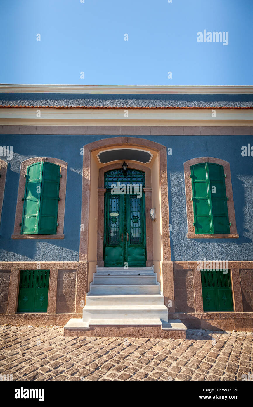 Farbige Tür in einem traditionellen Haus aus Stein in Molyvos Dorf, Lesbos, Griechenland. Molyvos ist eine malerische Siedlung von Lesbos. Stockfoto