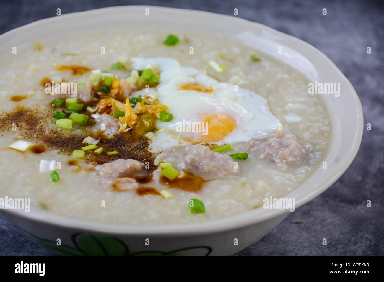 Congee, Reisbrei mit Schweinehack, gekochtes Ei, tolles Frühstück. Stockfoto