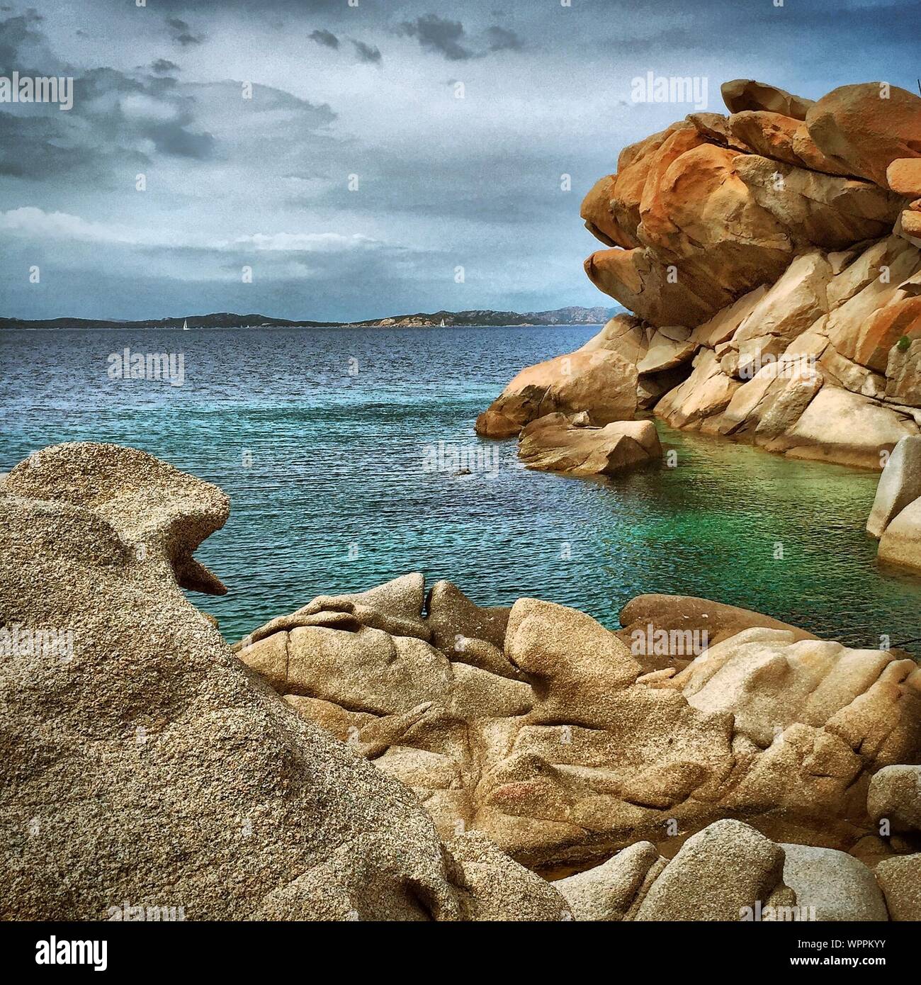 Malerische Aussicht auf die Insel Sardinien gegen Himmel Stockfoto