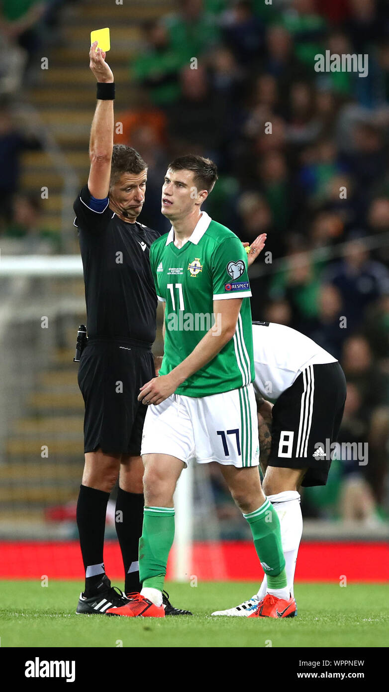 Belfast, UK. 09 Sep, 2019. Fussball: EM-Qualifikation, Gruppenphase, Gruppe C, 6. Spieltag: Nordirland - Deutschland im Windsor Park Stadion. Italienische Schiedsrichter Daniele Orsato zeigt Paddy McNair in Nordirland die gelbe Karte. Credit: Christian Charisius/dpa/Alamy leben Nachrichten Stockfoto