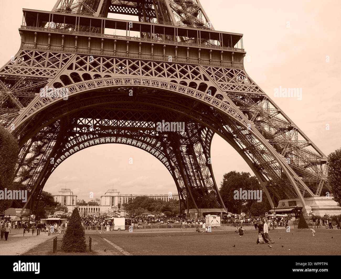 Touristen Vor der Eiffelturm Stockfoto