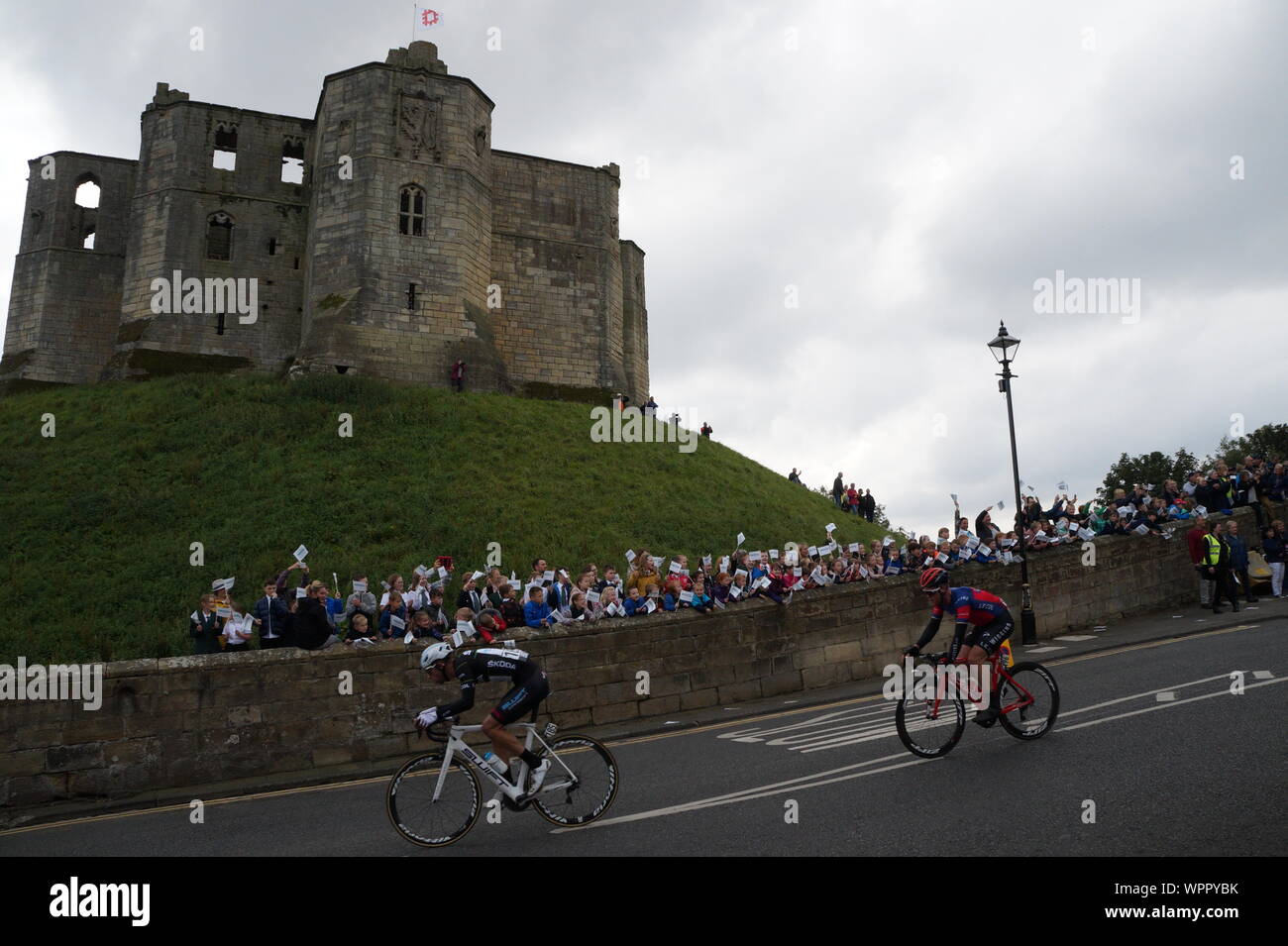 Warkworth, Northumberland, Großbritannien, 9. September 2019, die Stufe drei der Tour durch Großbritannien Radfahren geht Warkworth Castle, der Sieger der Etappe war Dylan Groenewegen, Kredit: DavidWhinham/Alamy leben Nachrichten Stockfoto