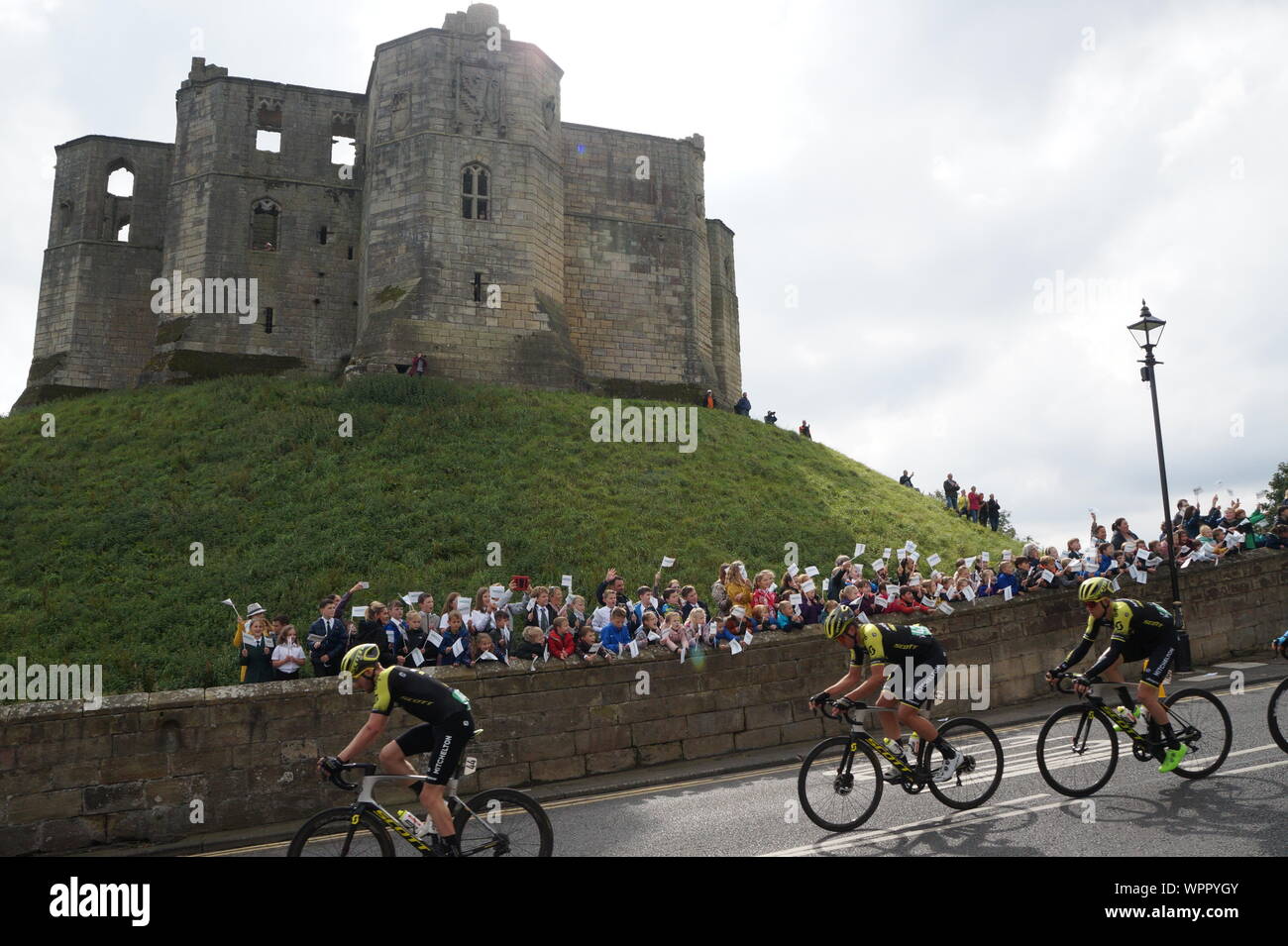 Warkworth, Northumberland, Großbritannien, 9. September 2019, die Stufe drei der Tour durch Großbritannien Radfahren geht Warkworth Castle, der Sieger der Etappe war Dylan Groenewegen, Kredit: DavidWhinham/Alamy leben Nachrichten Stockfoto