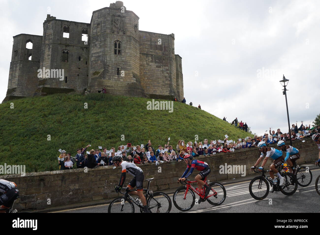 Warkworth, Northumberland, Großbritannien, 9. September 2019, die Stufe drei der Tour durch Großbritannien Radfahren geht Warkworth Castle, der Sieger der Etappe war Dylan Groenewegen, Kredit: DavidWhinham/Alamy leben Nachrichten Stockfoto