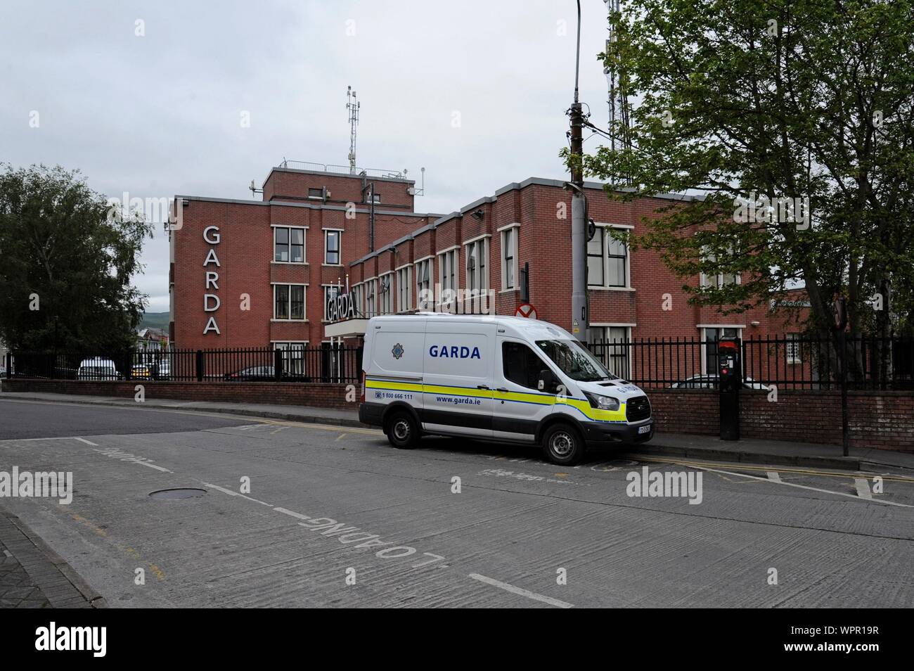 A Guarda van außerhalb des Tralee Guarda Polizeistation, Tralee, Co Kerry, Irland Stockfoto