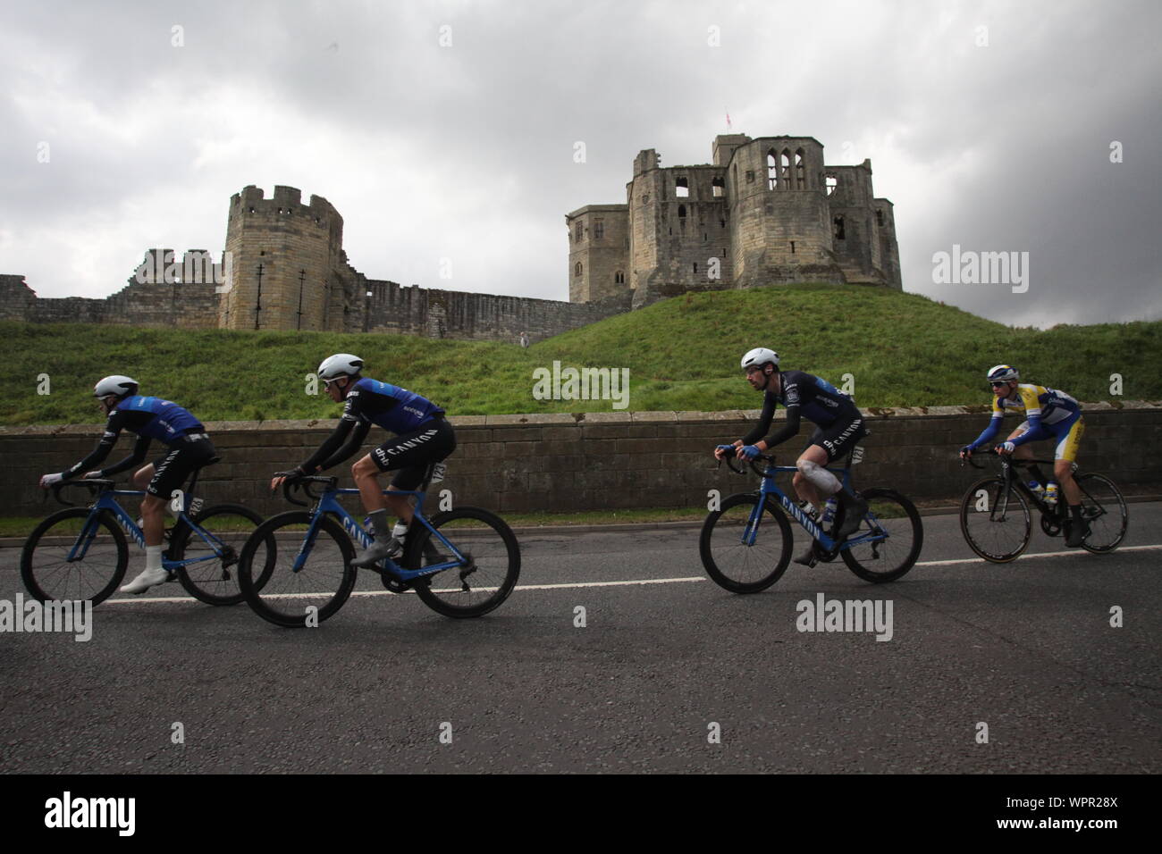 Warkworth, Northumberland, Großbritannien, 9. September 2019, die Stufe drei der Tour durch Großbritannien Radfahren geht Warkworth Castle, der Sieger der Etappe war Dylan Groenewegen, Kredit: DavidWhinham/Alamy leben Nachrichten Stockfoto