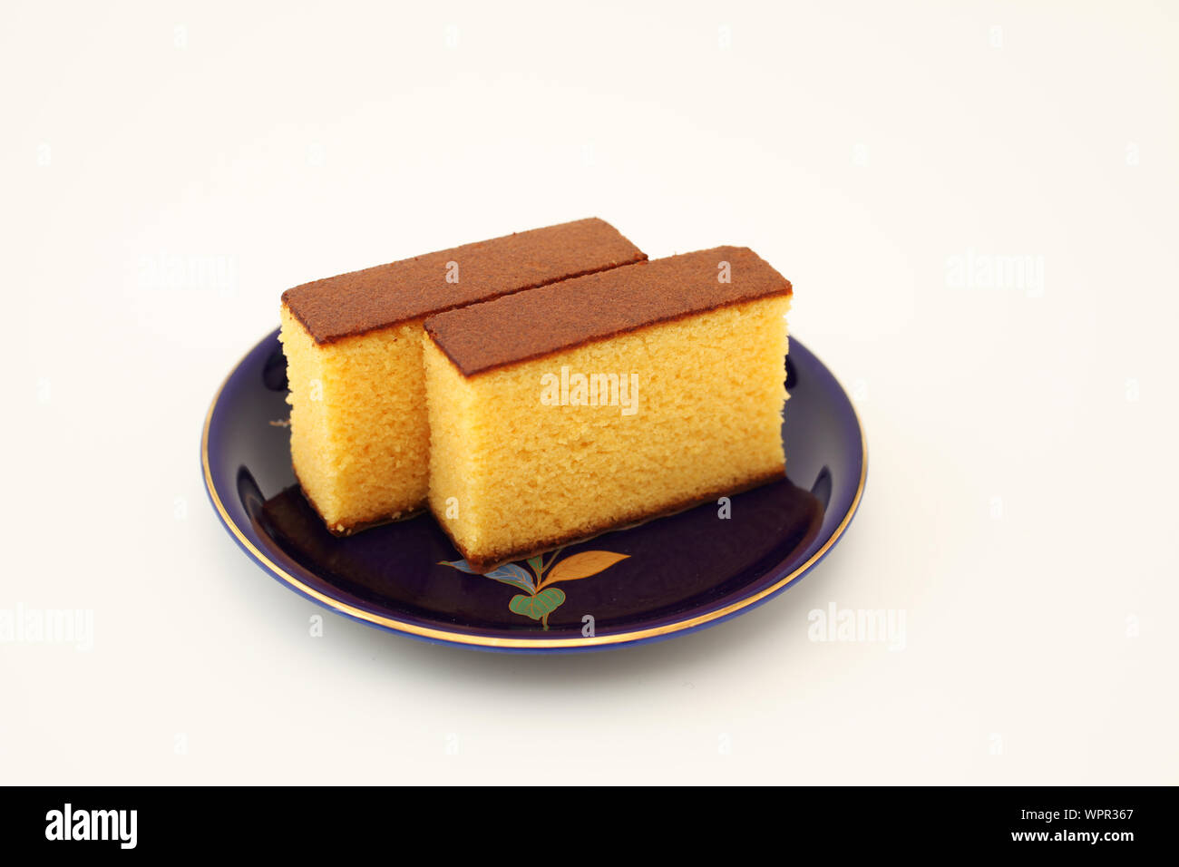 Castella japanische Schwamm Kuchen auf dem Teller auf weißem Hintergrund Stockfoto