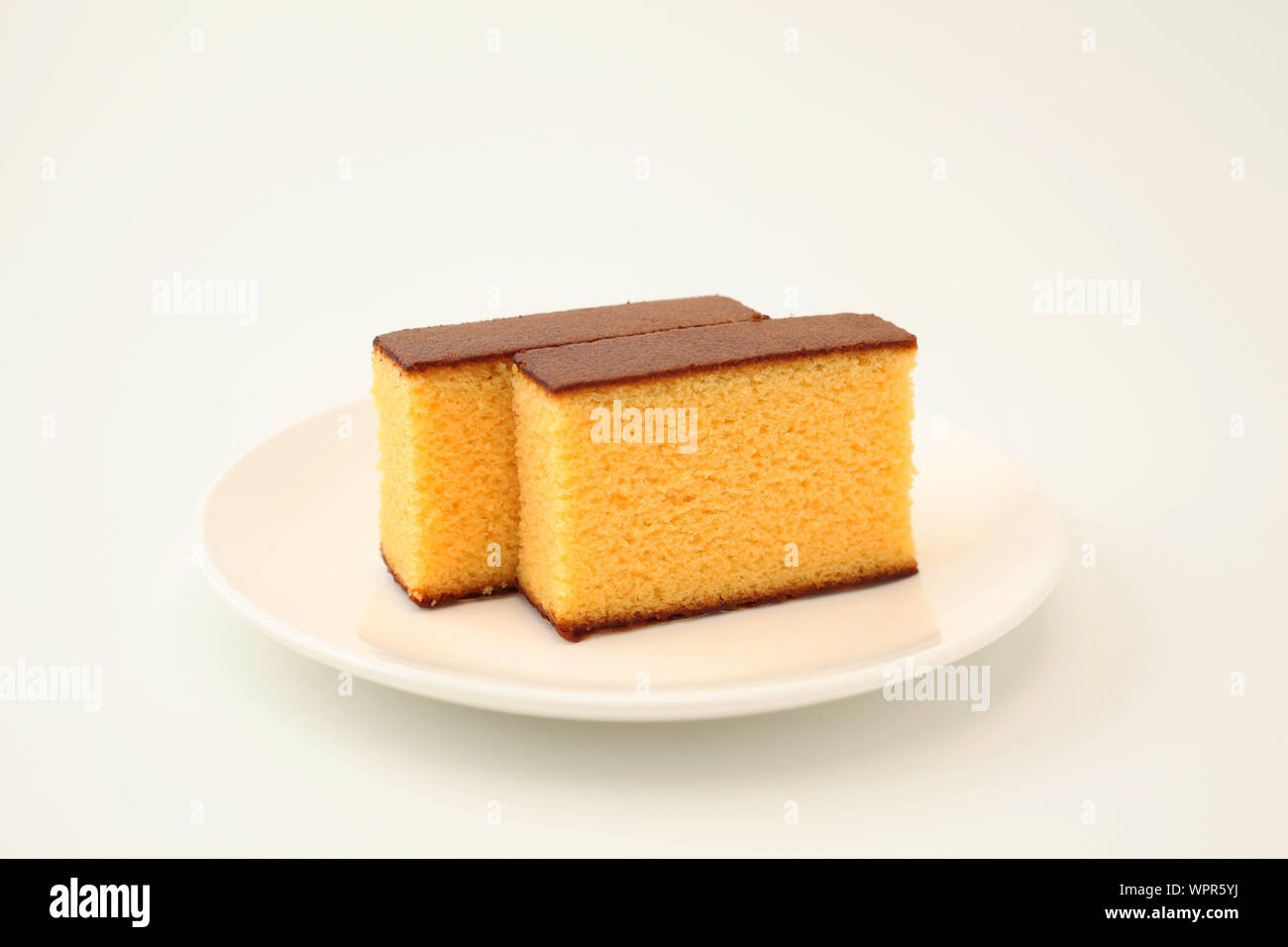 Castella japanische Schwamm Kuchen auf dem Teller auf weißem Hintergrund Stockfoto