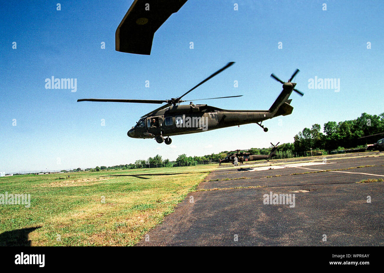 Ein U.S. Army UH-60 Black Hawk Hubschrauber mit der 1 Bataillon, 150 Luftfahrt, New Jersey Army National Guard, zieht aus der Army Aviation Support Facility in West Trenton, New Jersey, zur Luftbrücke Unterstützung nach den Terroranschlägen auf das World Trade Center 1 und 2 in der Stadt New York, Sept. 11, 2001. (U.S. Air National Guard Foto von Tech. Sgt. Mark C. Olsen) Stockfoto