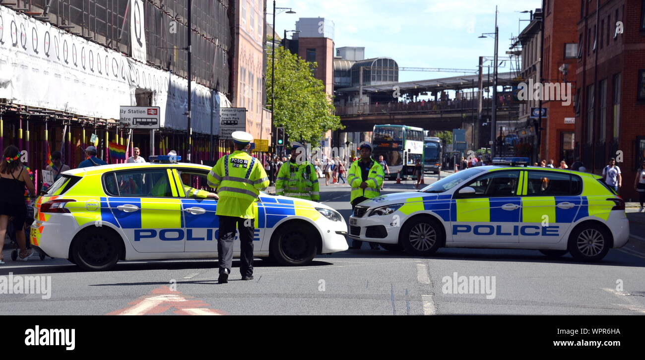 Zwei Polizeiautos verwendet wird, einen Road in Manchester, Großbritannien Stockfoto