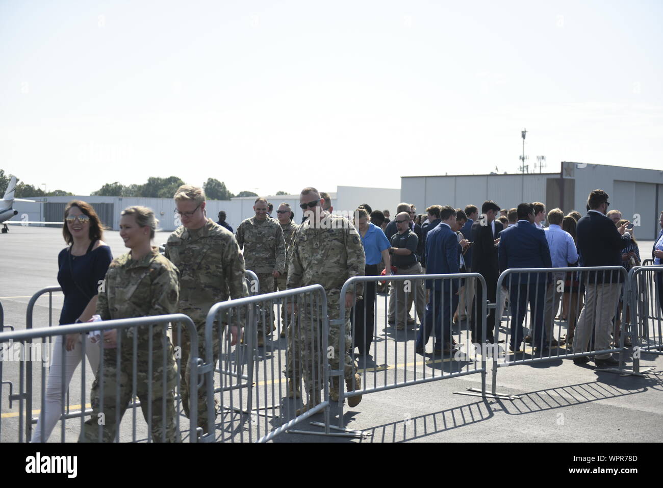 Vice Präsident besucht Charlotte durch Mitglieder der Armee und der Air National Guard begrüßt Stockfoto