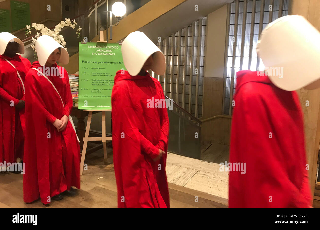 Schauspieler verkleidet als Zeichen der neuen Margaret Atwood Roman, Das Testament an der Piccadilly Zweig von Waterstones, wie sie fördern eine Audienz mit dem Thema vor der Mitternacht release des neuen Buches. Stockfoto