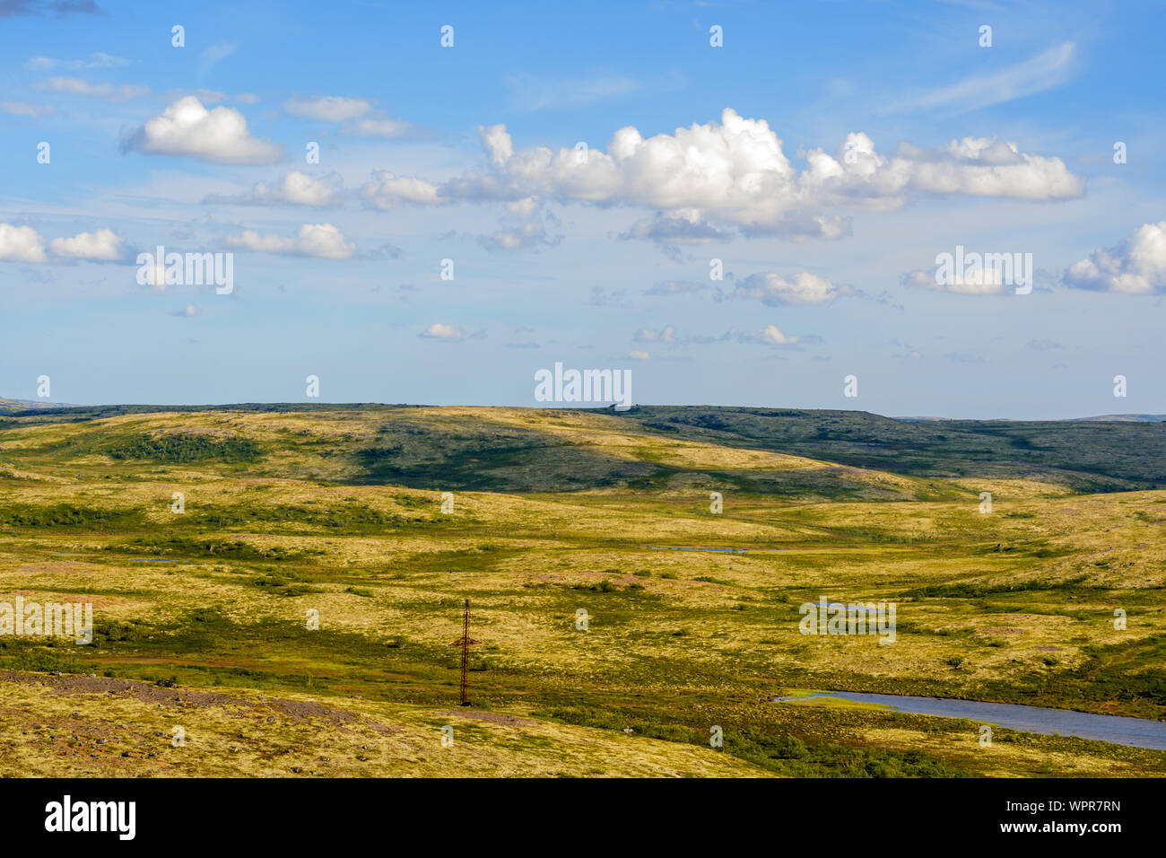Reisen durch die Murmansker Tundra. Ruhigen Charakter des russischen Nordens. Murmansk Räume, über welches leise schwebenden Wolken. Helle, aufreizend Farben Stockfoto