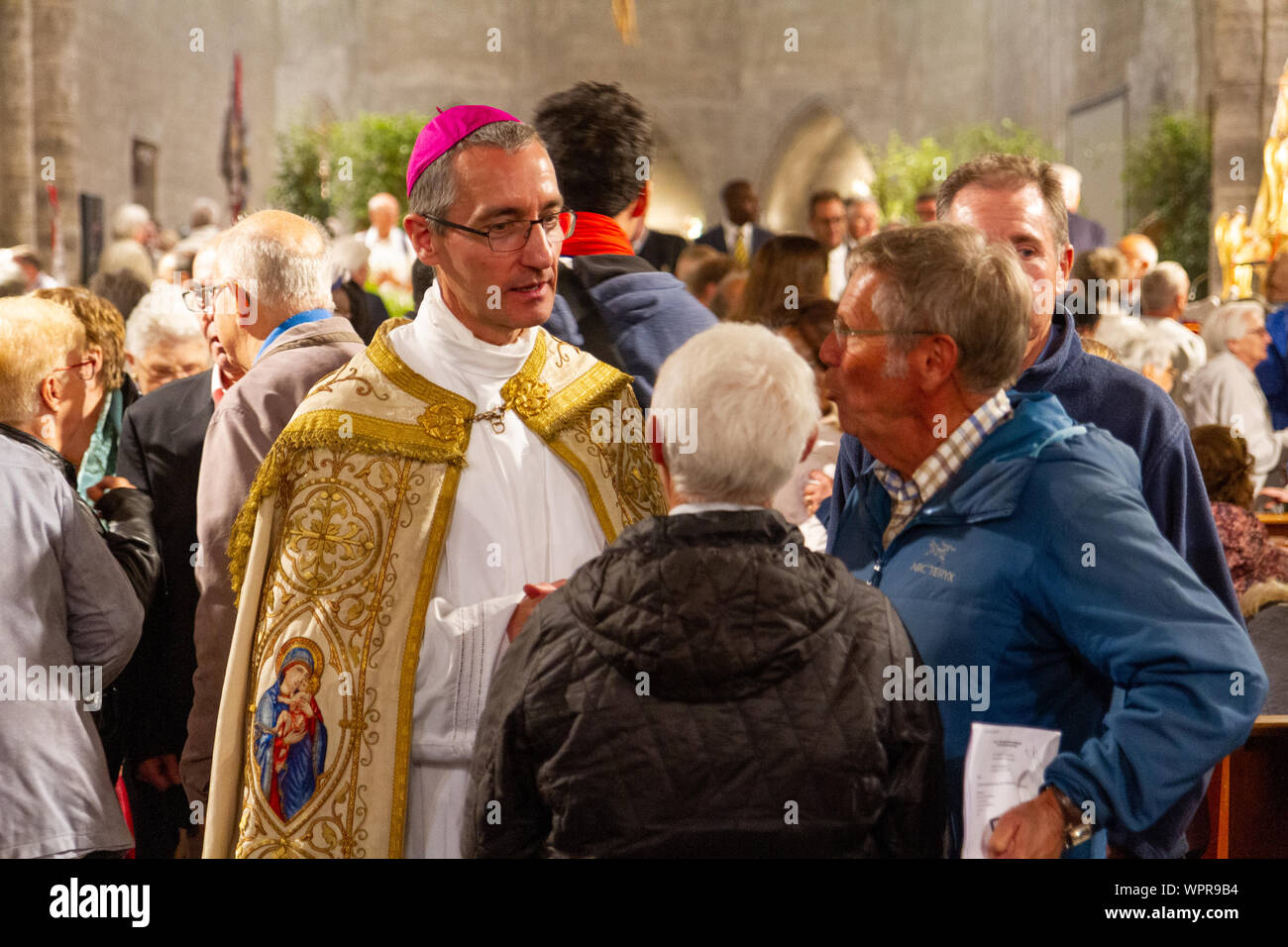 Vincent Dollmann, der Erzbischof von Cambrai, Reden an die Gläubigen nach der Feier des Festes von Notre-Dame du Saint-Cordon. Stockfoto
