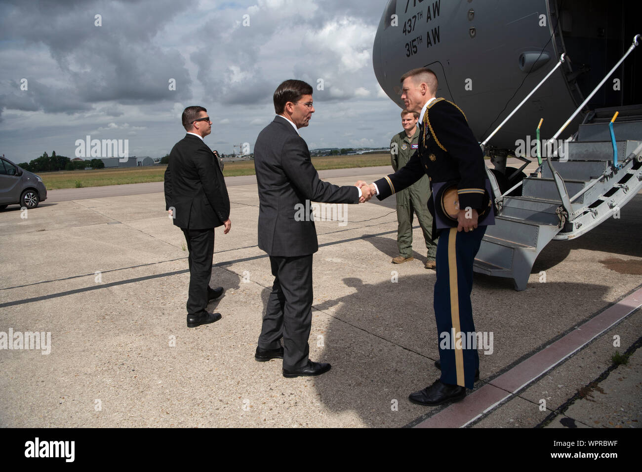 Verteidigungsminister Dr. Mark T. Esper fährt Paris, Sept. 7, 2019. (DoD Foto von Lisa Ferdinando) Stockfoto