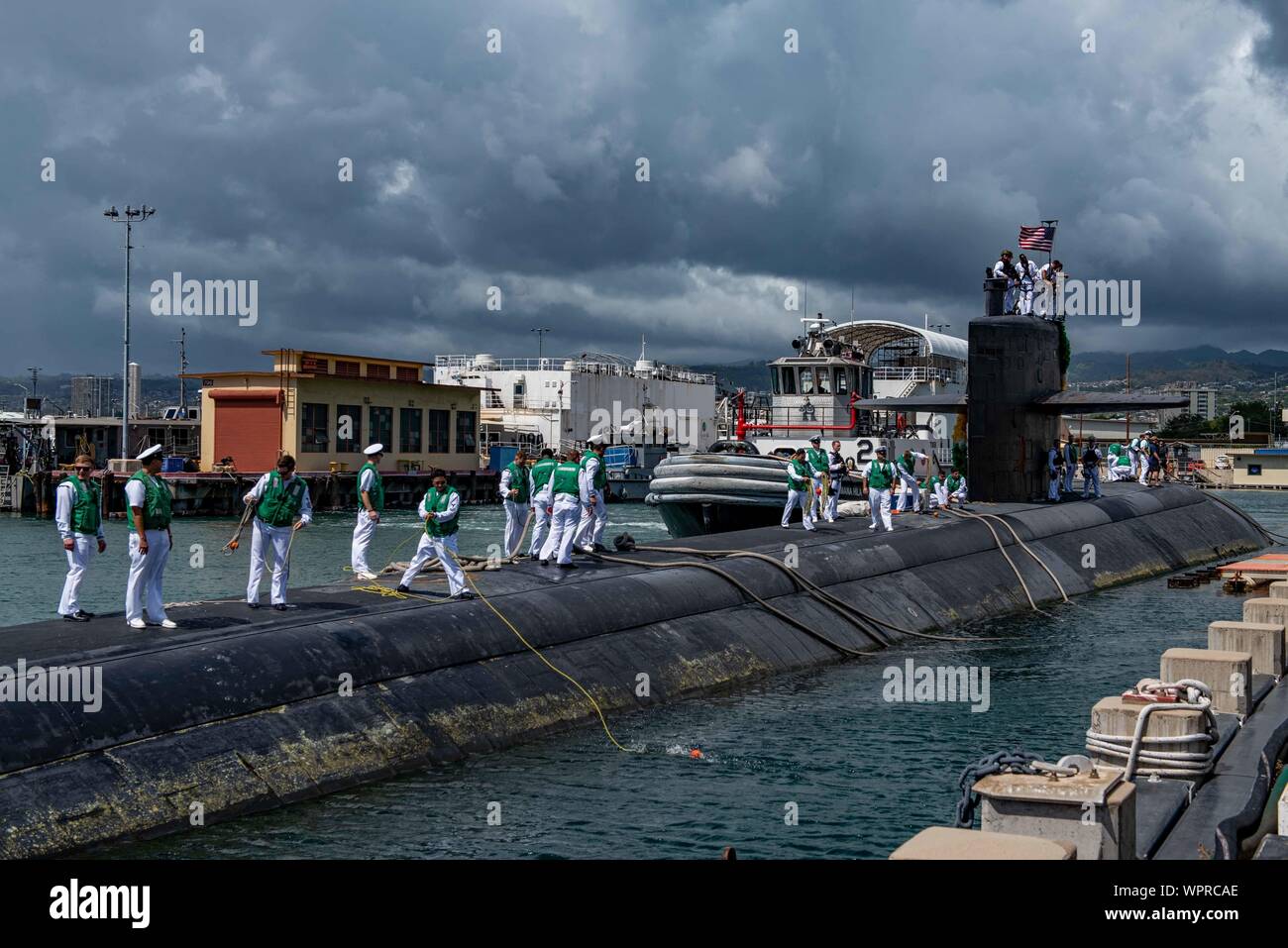190908-N-KB 401-0099 JOINT BASE Pearl Harbor - HICKAM Sept. 8, 2019 - die Besatzung des Los Angeles-Klasse schnell-Angriffs-U-Boot USS Olympia (SSN717) Mauren zum u-boot Pier nach einer 7-monatigen Einsatz. Olympia gerade von einem Rund-um-die-welt Einsatz zur Unterstuetzung der Maritime Security Operations mit Verbündeten und Partnern bis zu High-End-Krieg kämpfen Fähigkeiten in dieser Ära von großer Macht Wettbewerb zu gewährleisten. (U.S. Marine Foto von Mass Communication Specialist 2. Klasse Michael B. Zingaro / freigegeben) Stockfoto